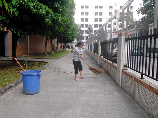 养犬不文明，小区居民总遭“狗屎运”