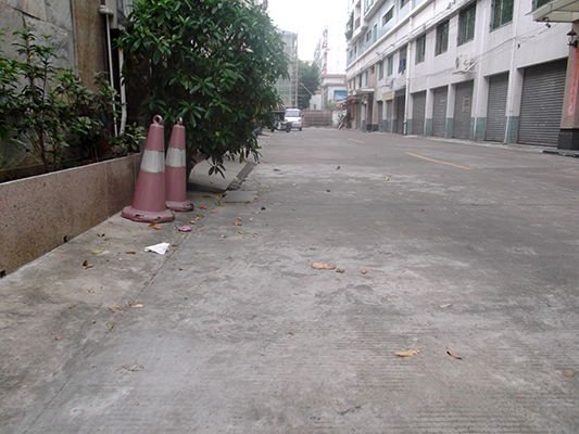 门前垃圾太多无人扫，随风吹进街坊家