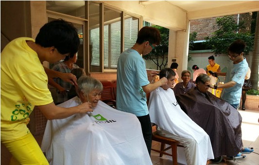 重阳敬老：志愿者免费为70多名老人剪发