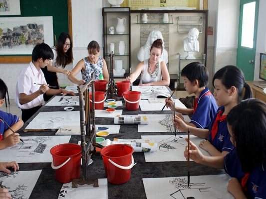 包饺子学国画，英国老师体验中国文化