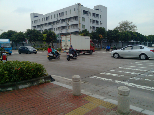 十字路口无红灯，市民指撞车常有盼解决