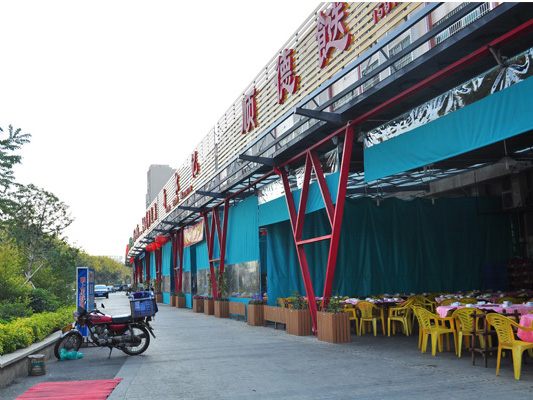 伦教风情食街似花园，市民就餐很舒心