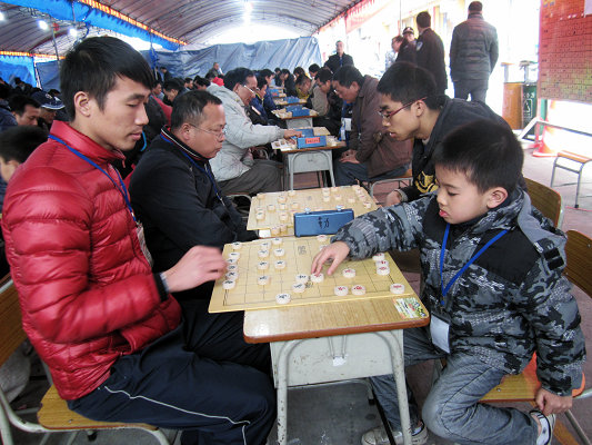 龙江：6岁半男孩执着加入190人的象棋战
