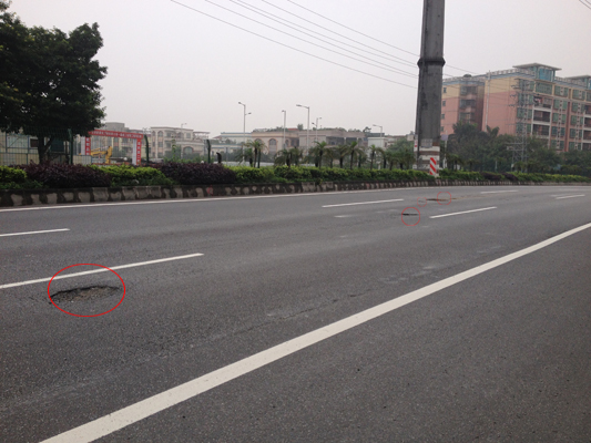 马路现“地雷”，连环坑洞威胁行车安全