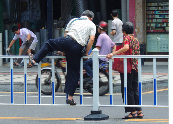 街坊们，新滘路口护栏是用来“跨”的？