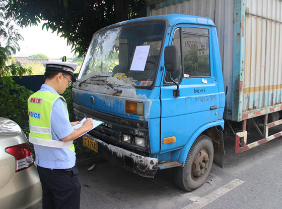 伦教：交警开展“僵尸车”清理大行动