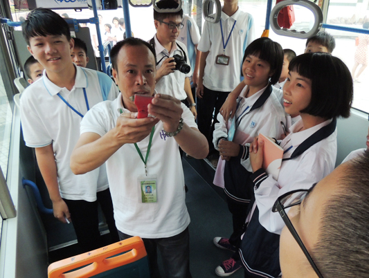 公交车开进校园，同学们来了个深度接触