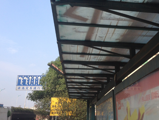 公交站亭盖上加“料”，市民路过心惊惊