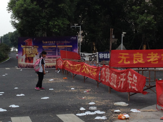容桂楼盘欠薪，工人将小区“关禁闭”！