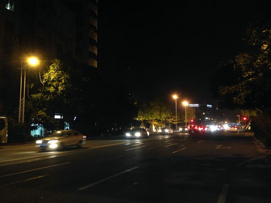 冬季路灯要“加班”，早上6:45关闭