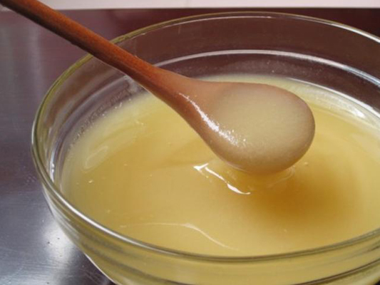 冬季嘴唇干裂疼痛？多吃水果蜂蜜有帮助