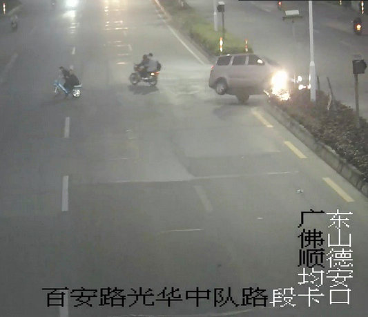 惊险一幕，半路杀出“程咬金”酿车祸