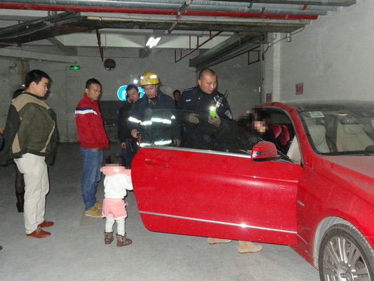 奔驰自动锁门，两岁女童被困惊吓大哭