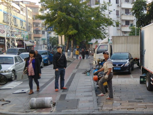 石柱横“躺”路上半个多月，就是没人理