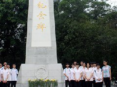 清明节前，学生到凤岭公园扫墓祭先烈