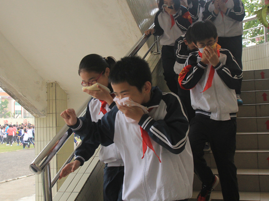 生命教育要来真的，师生实地体验火场逃生