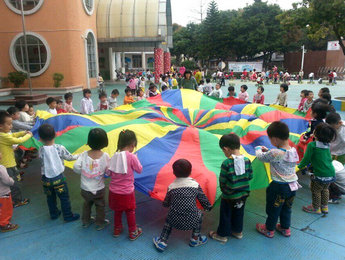 幼儿园广播吵坏邻居？给孩子一点天空吧