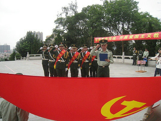 边检官兵重温入党誓词缅怀先烈
