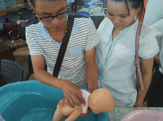 想要做合格的奶爸？快来孕妇课堂学几招
