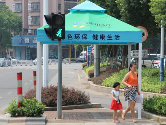 交通路口架起遮阳棚，市民：出行更安全