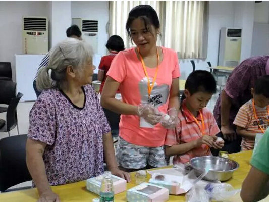 龙江：亲子义工关爱孤单的老爷爷老奶奶
