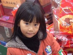 我家萌宝这样过年：妈妈我只要5元利是