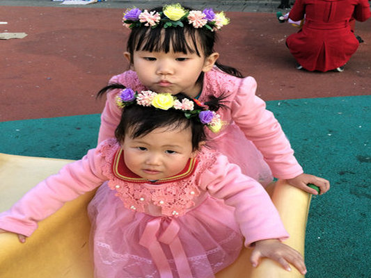 我家萌宝这样过年：姐妹一起变身花仙子