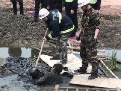 男子酒后陷泥潭差点淹没，施多计才救起
