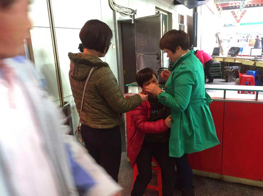 顺德客运站内乘客晕倒，车站人员忙急救