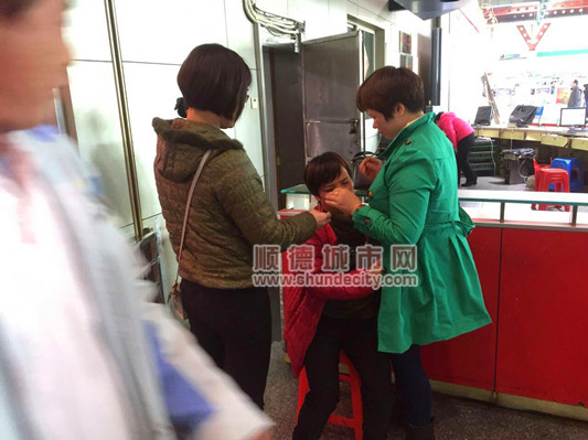 顺德客运站内乘客晕倒，车站人员忙急救