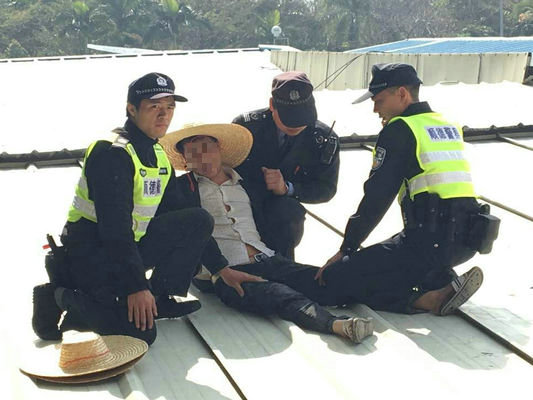 到底为哪般？一男子扬言要跳楼自杀