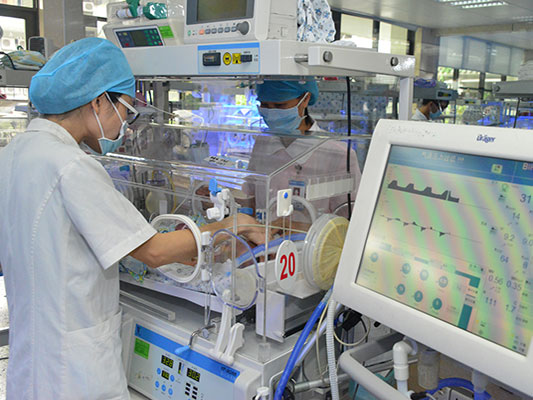 路边临盆母婴处险，Ta们极速抢救转悲为喜