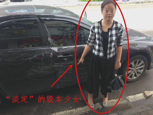 深夜心情不爽，21岁的她对小车猛砸猛砸