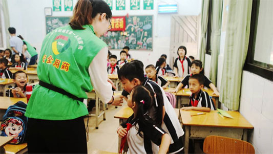 九院联动药师进校，用趣味传授用药安全