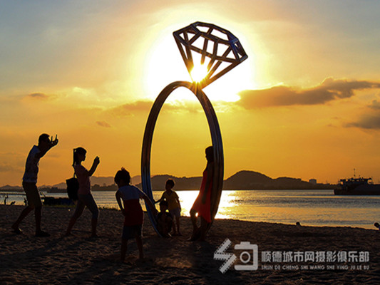 日落之美，柔和而神秘