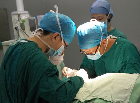 生死时速！颈部割伤重症患者被成功抢救