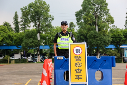 民警制服逃跑疑犯，战术比拼动真格