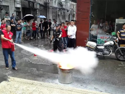 体验式消防安全演练走进北滘网吧