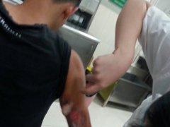 英勇无畏！顺德缉毒警察玩了命追捕毒贩