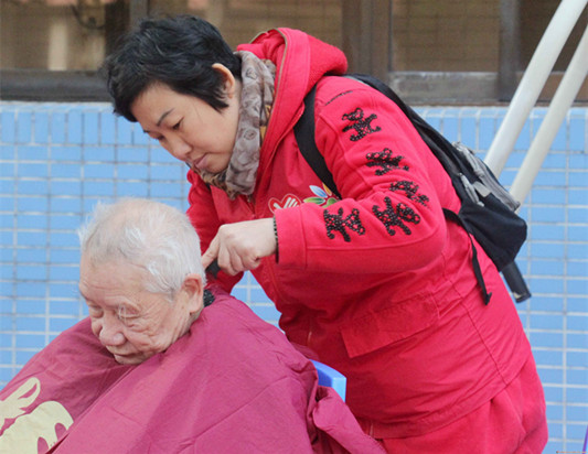 冬日送温暖，美城义工走进凤城敬老