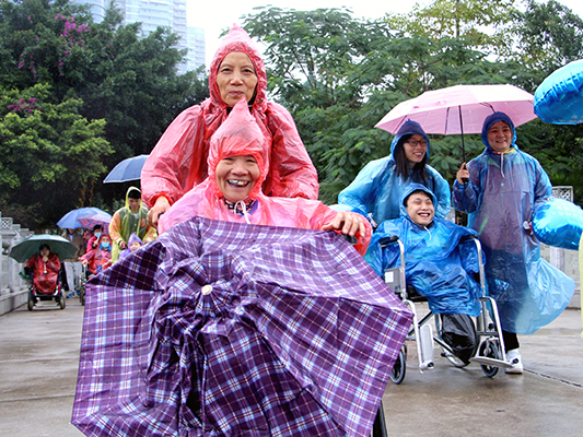 风雨兼程！千余人来场特殊马拉松赛