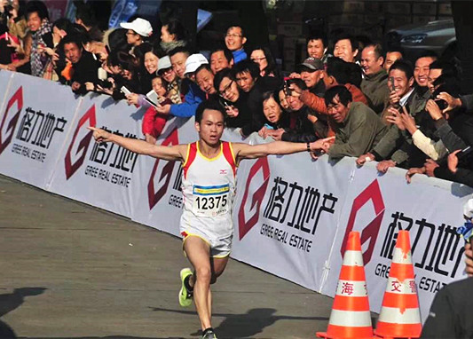 爱跑的他说期待今年容马跑出本土最好！