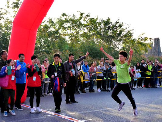 龙江元旦长跑：2500人跑出新年新气象