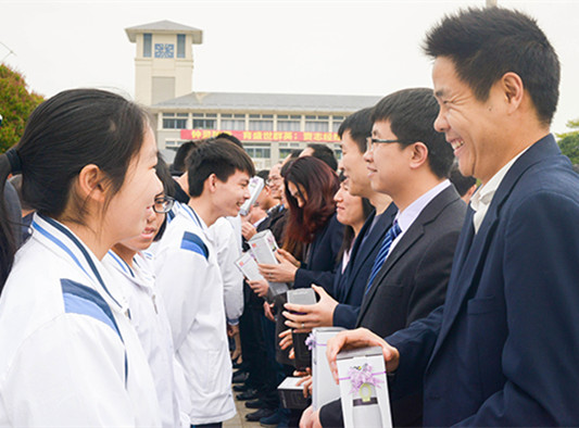 班主任辛苦了！一中为班主任设立节日