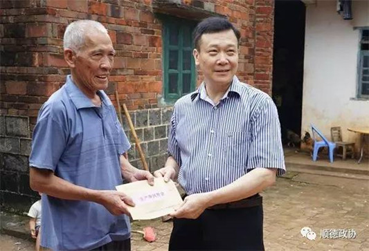 这次扶贫真有意思，送物品还送党课！