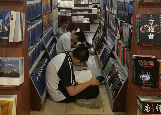 容桂新华书店，他们沉醉在知识的海洋中