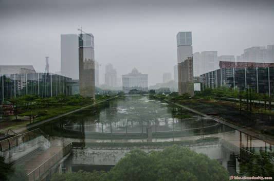 双重曝光下的新城区水（绿）轴景观连通桥和区府