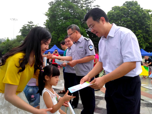 百童彩绘魅力小城，争当“环保小卫士”