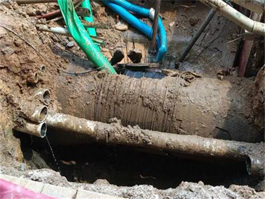 通报：南国路水管爆漏系违规施工所致
