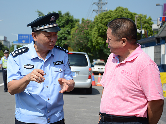 37℃下的清凉关怀！执勤民警您们辛苦了
